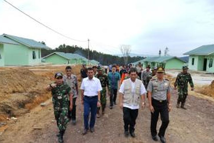 Gubernur Sumatera Utara H Gatot Pujo Nugroho meninjau lokasi relokasi pengungsi Sinabung di Desa Siosar, Kecamatan Tiga Pancur, Kabupaten Karo, Sumatera Utara, Sabtu (20/6/2015).