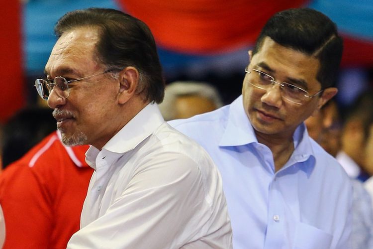 Pemimpin Koalisi Pakatan Harapan yang juga Presiden Partai Keadilan Rakyat (PKR) Anwar Ibrahim (kiri) dan Menteri Ekonomi Malaysia, sekaligus Deputi Presiden PKR Azmin Ali.