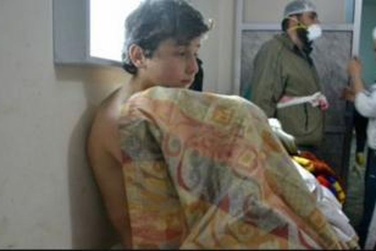 Korban 'serangan gas klorin' dirawat di satu klinik di Desa Sarmin, Suriah barat laut.
