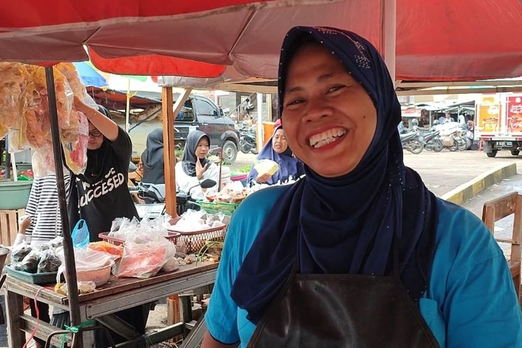 Samini penjual daging ayam di Pasar Sumber Kabupaten Cirebon Jawa Barat, Selasa (12/3/2024) siang.  