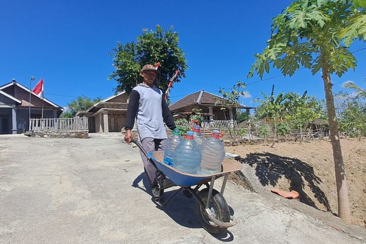 Jalan 1 Kilometer Bawa Troli Galon, Perjuangan Mbah Cipto Bertahan di Tengah Kekeringan Ekstrem Sukoharjo