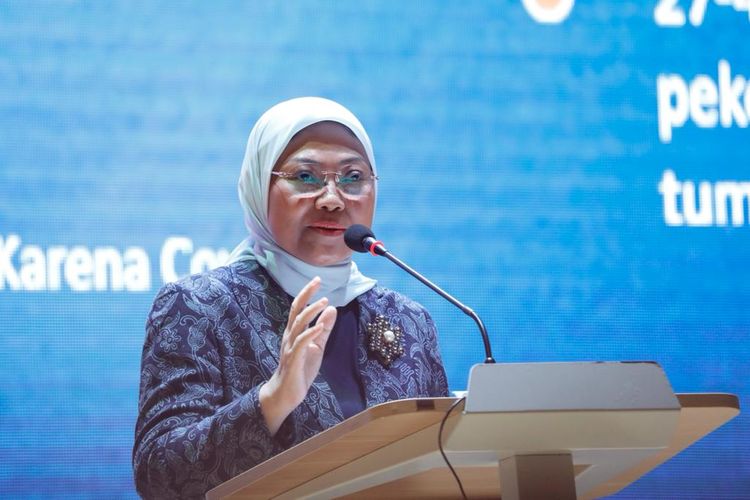 Menteri Ketenagakerjaan (Menaker) Ida Fauziyah memberikan sambutan dalam peringatan KOPRI, di Jakarta, Jumat (14/10/2022).