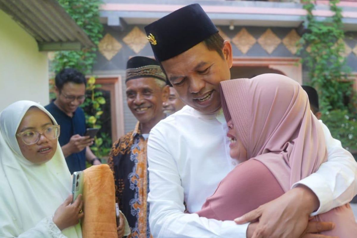 Dedi Mulyadi disambut warga saat Shalat Idul Adha di Musala Nurul Huda, Jalan Perjuangan, Kota Cirebon, Jawa Barat (Jabar), dekat TKP pembunuhan Vina dan Eky, Senin (17/6/2024).