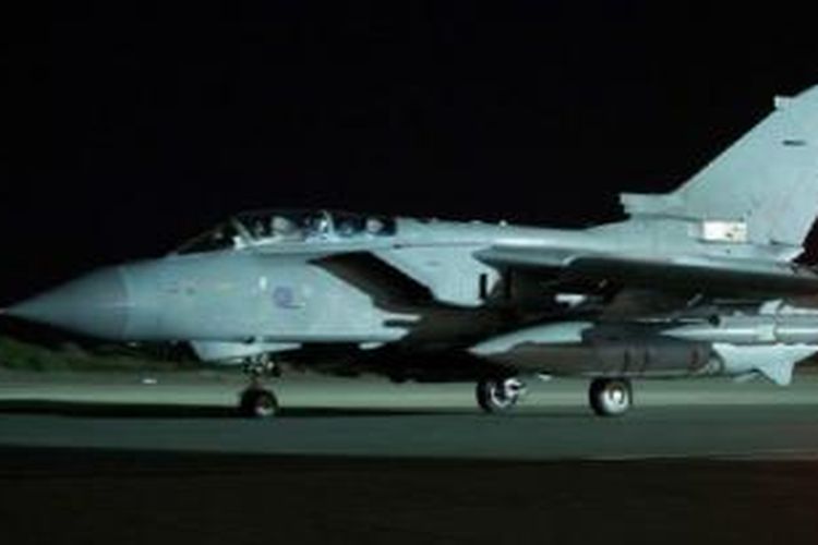Empat pesawat Tornado bertolak dari Siprus dan masing-masing membawa empat bom Paveway. 