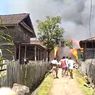 Banyak Pohon Tumbang, Penyaluran Bantuan Korban Kebakaran di Sumbawa Sempat Terkendala