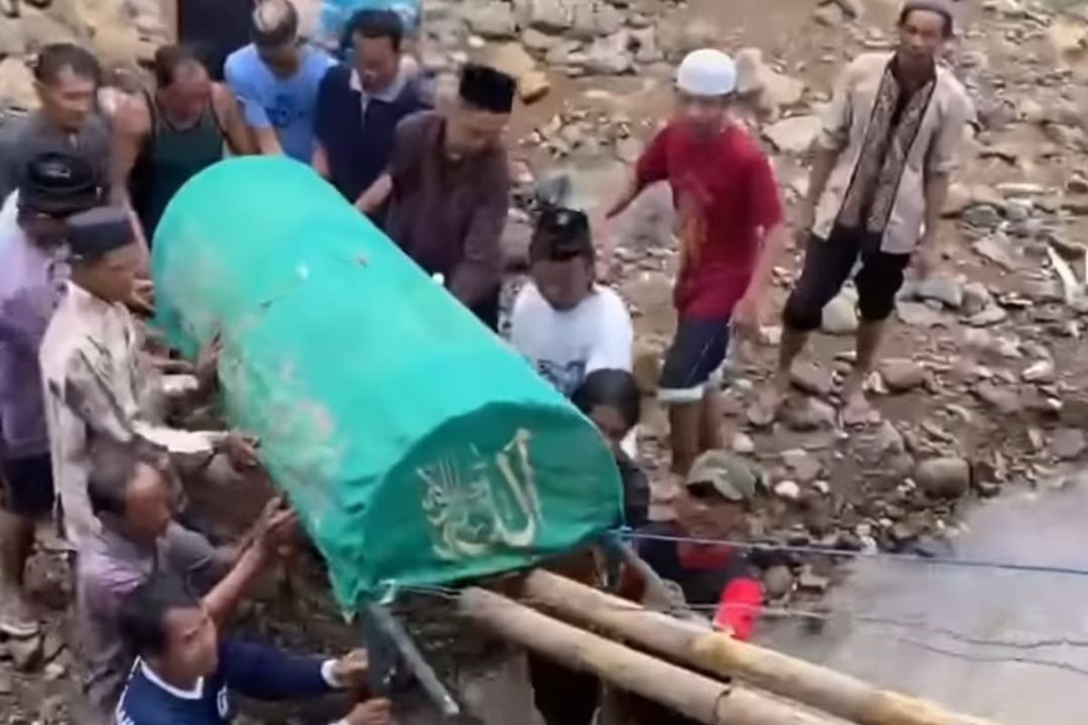Sebuah video warga Desa Munggu, Kecamatan Bungkal, Kabupaten Ponorogo, Jawa Timur mengusung keranda menyeberangi sungai dan terpaksa mengerek dengan bambu untuk menyeberangi jalan meuju pemakaman viral di media social. Mereka terpaksa menyeberangi sungai karena jembatan roboh diterjang banjir pada Hari Senin (17/3) lalu.