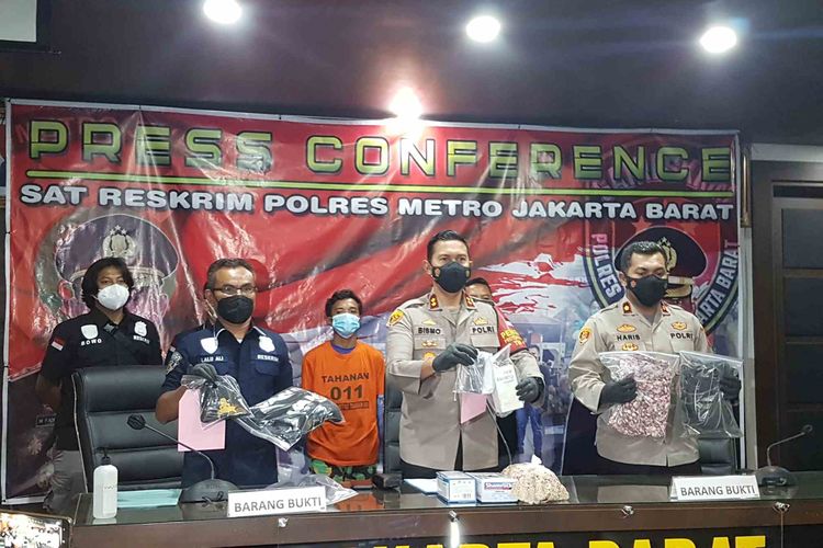 Konferensi pers suami istri pelaku penjambretan lansia pada Kamis (25/3/2021).