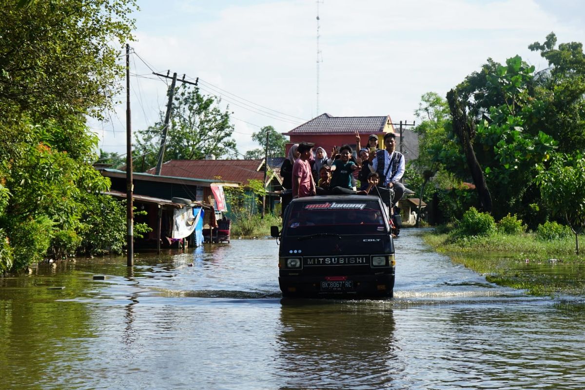Aktivitas masyarakat di Jalan Khairil Anwar, Kecamatan Tanjung Pura, Kabupaten Langkat, Provinsi Sumatera Utara mulai surut usai 12 hari terkena banjir pada Minggu (7/12/2025). 