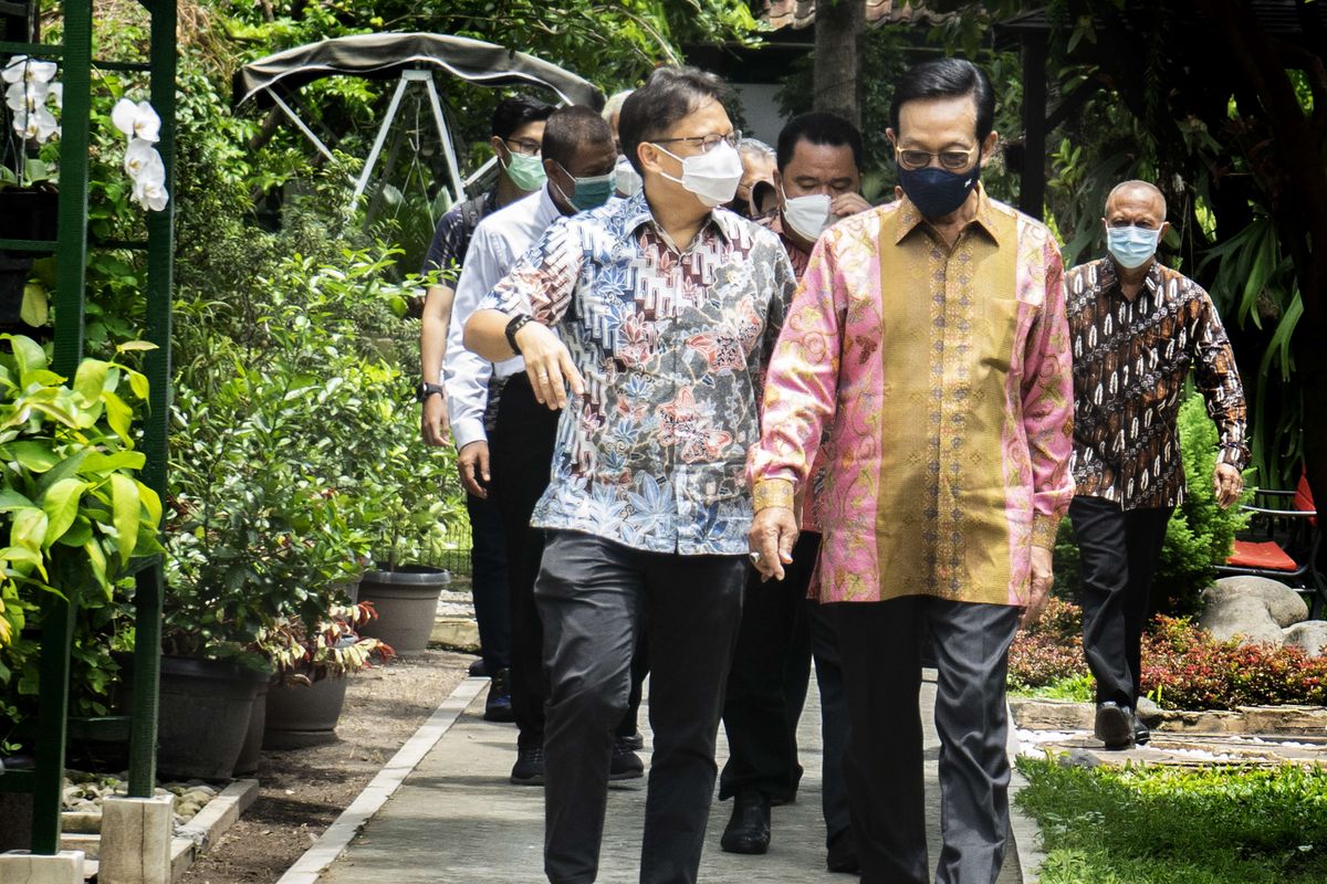Menkes Budi Gunadi Sadikin saat menemui Gubernur DIY Sri Sultan HB X, Minggu (21/2/2021)