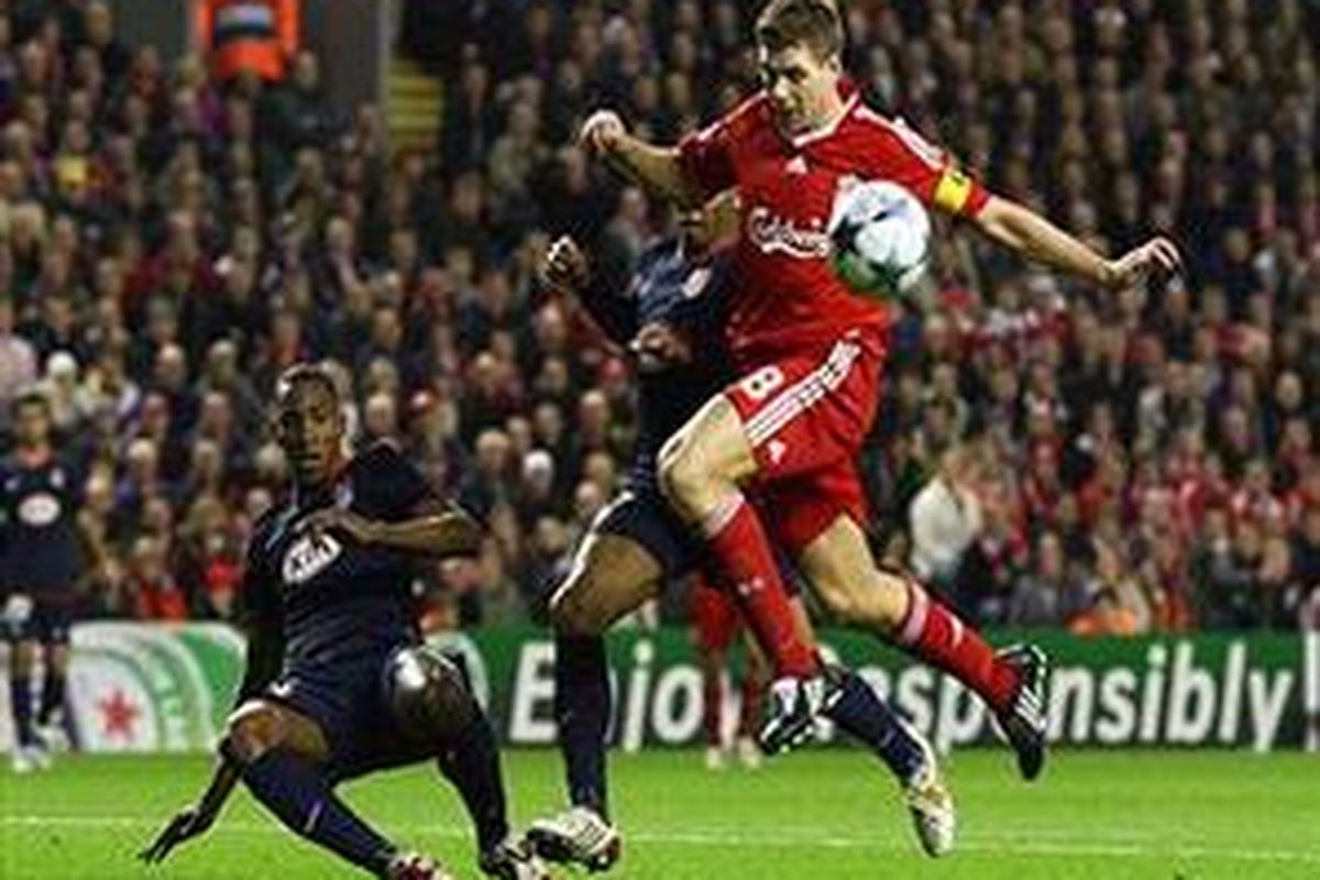 Kapten Liverpool, Steven Gerrard, bekerja keras saat lawan Atletico Madrid. Dia akhirnya menyamakan kedudukan dan menghindarkan Liverpool dari kekalahan.