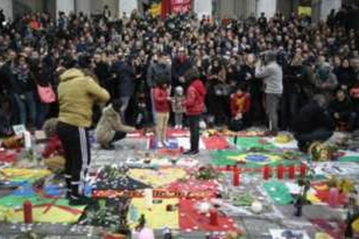 Warga Brussels, Rabu (23/3/2016), melakukan mengheningkan cipta untuk mengenang korban tewas dalam serangan bom di bandara dan stasiun kereta bawah tanah,