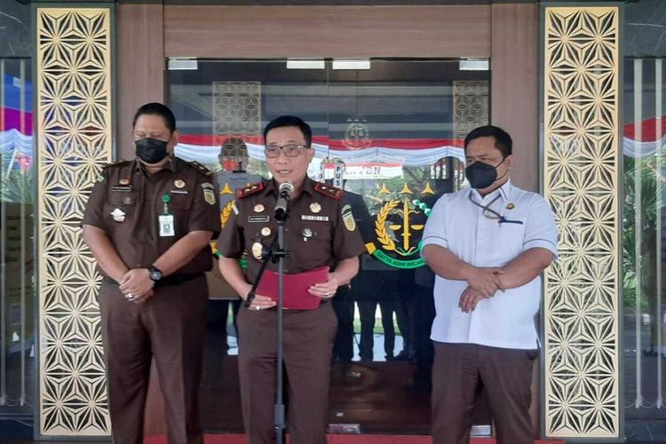 Kepala Kejati Banten Leonard Eben Ezer Simanjuntak (tengah) saat mengumumkan pentetapan dua tersangka kasus dugaan korupsi pemberian kredit di Bank Banten Rp 65 Miliat