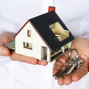 Ilustrasi membeli rumah, kredit pemilikan rumah (KPR). 