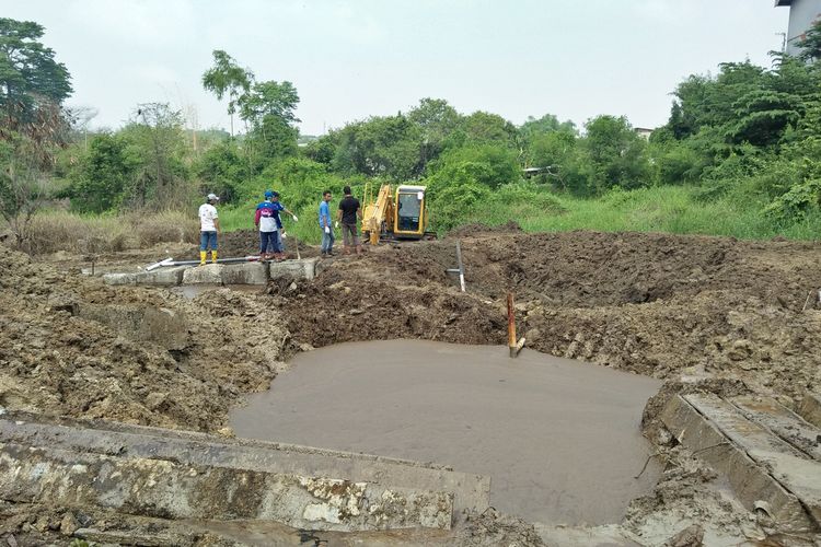 Tiga kubangan dibuat untuk memfilter cairan yang keluar dari sumur minyak di Desa Sekarkurung, Kecamatan Kebomas, Gresik.