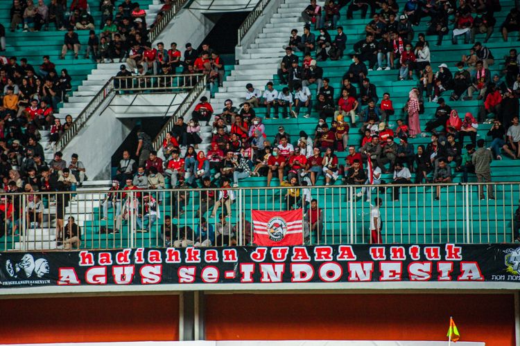 Suporter timnas Indonesia di Stadion Maguwoharjo, Sleman, pada ajang Piala AFF U16 2022.