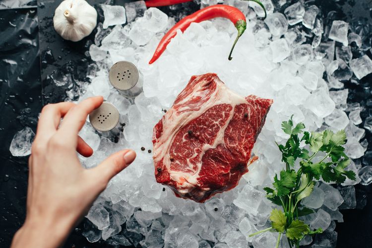 Es batu bisa digunakan untuk memadatkan lemak dalam daging.