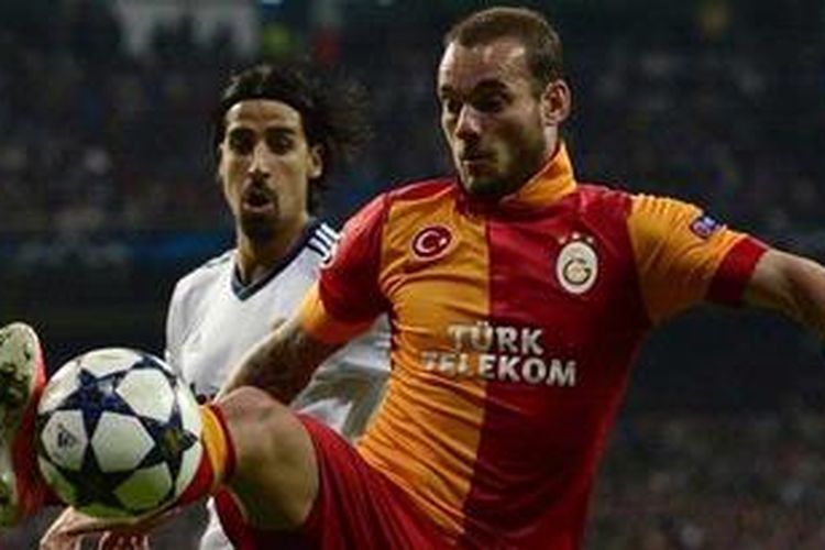 Gelandang Real Madrid, Sami Khedira, mengawal pemain Galatasaray, Wesley Sneijder, saat kedua tim bertemu pada leg pertama perempat final Liga Champions.  