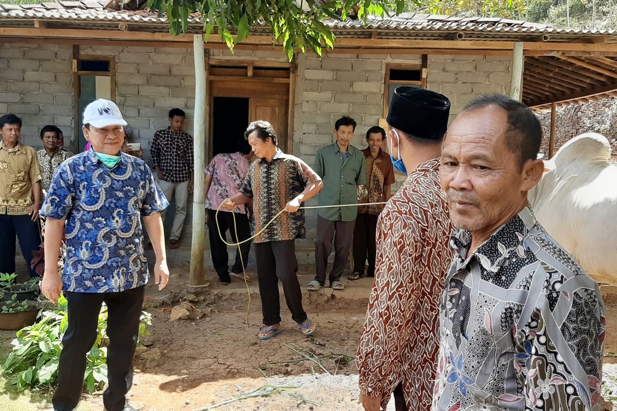 Wahyu Purwanto (Topi Putih)  Menyerahkan Hewan Kurban kepada Masyarakat di Kapanewon Rongkop, Gunungkidul Rabu (29/7/2020)