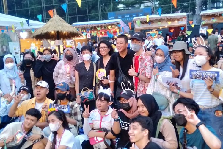 Ayah Dita Karang SECRET NUMBER, Chandra Karang dan ibu Dita Karang, Mega Puspa Arifin berbaju hitam di tengah saat diajak foto bareng oleh fans sebelum penampilan SECRET NUMBER di Joyland Festival 2022, Sabtu (5/11/2022) di lapangan Softball GBK, Senayan, Jakarta Pusat. 