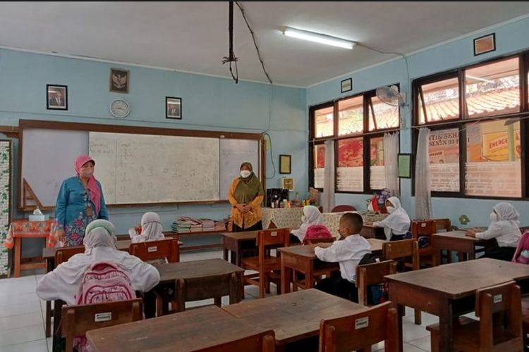 Kepala Suku Dinas Pendidikan (Sudindik) Wilayah II Jakarta Pusat Uripasih memberikan informasi mengenai pelaksanaan PTM 50 persen yang mulai berlaku hari ini di SDN 03 Demen, Jakarta Pusat, Jumat (4/2/2022).