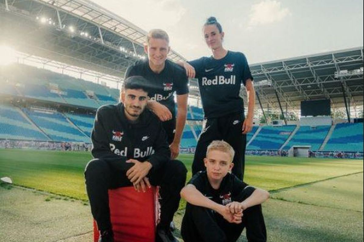 Anders Vejrgang (kanan bawah) bersama rekannya di tim e-sport RB Leipzig.