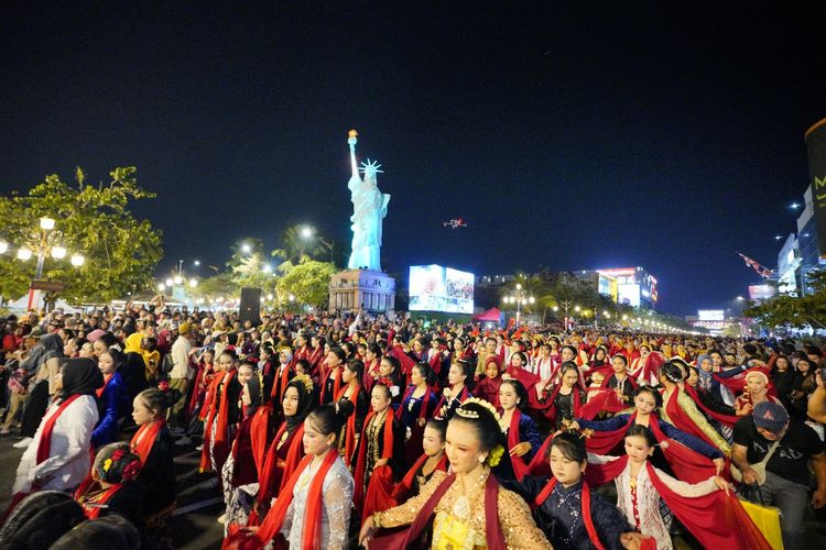 5.000 Warga Menari Massal di Jalan Utama Madiun, Lestarikan Tari Beksan Parisuko