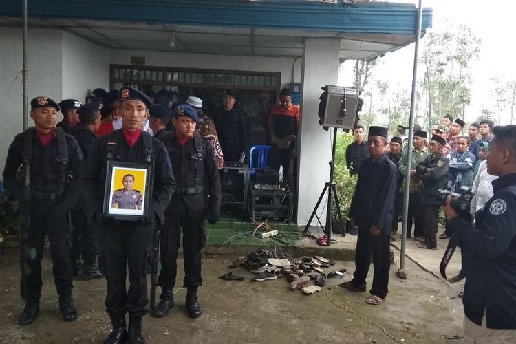 Jenazah Bripda Wisnu Mukti S telah dimakamkan di tempat asalnya di Dusun Sanden, Desa Wonolelo, Kecamatan Sawangan, Kabupaten Magelang, Selasa (17/12/2019).