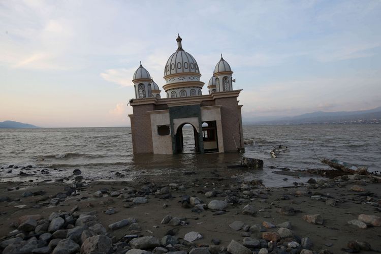 Kondisi Masjid Arqam Bab Al Rahman atau Masjid Terapung di Pantai Talise, Palu, Sulawesi Tengah, mengalami kerusakan akibat gempa dan Tsunami, Rabu (3/10/2018).