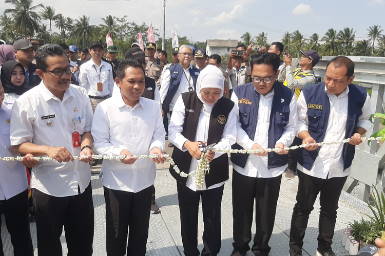 Gubernur Jawa Timur Khofifah Indar Parawansa meresmikan jembatan Kloposawit yang sempat putys akibat diterjang banjir lahar Gunung Semeru