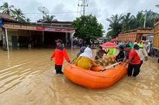 Perahu Karet BPBD Bawa Jenazah Tembus Banjir di Pasaman Barat