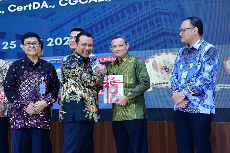 Penyerahan Laporan Hasil Pemeriksaan (LHP) atas Laporan Keuangan LKKL di Lingkungan Auditorat Utama Keuangan Negara (AKN) 1 Tahun 2023 di Auditorium BPK di Jakarta pada Kamis (25/7/2024). Badan Nasional Penanggulangan Terorisme Republik Indonesia (BNPT RI) kembali meraih opini Wajar Tanpa Pengecualian (WTP) dalam Laporan Keuangan Kementerian/Lembaga (LKK) Tahun Anggaran 2023. 
 
