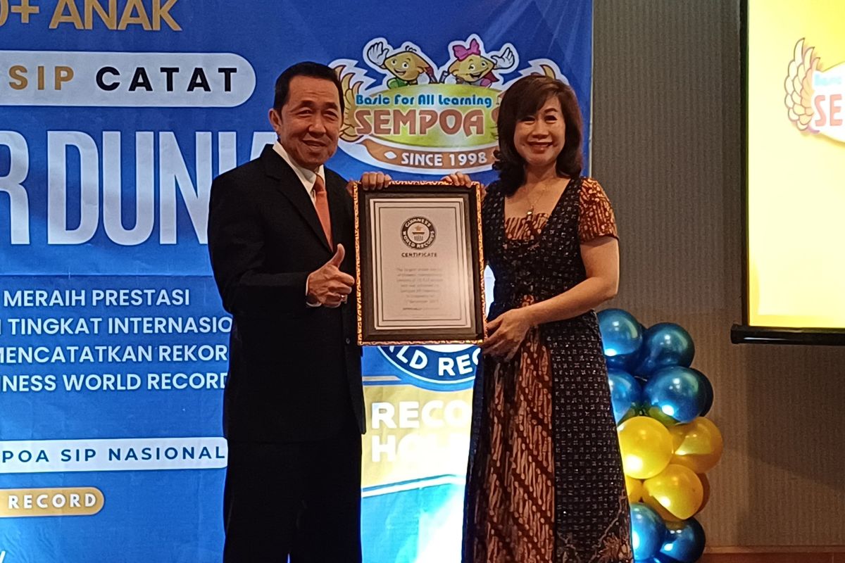 Penyerahan piagam atas pemecahan rekor dunia baru oleh Guinness World Record kepada Sempoa SIP di Hotel JW Marriott, Kuningan, Jakarta Selatan, Kamis (18/1/2024).