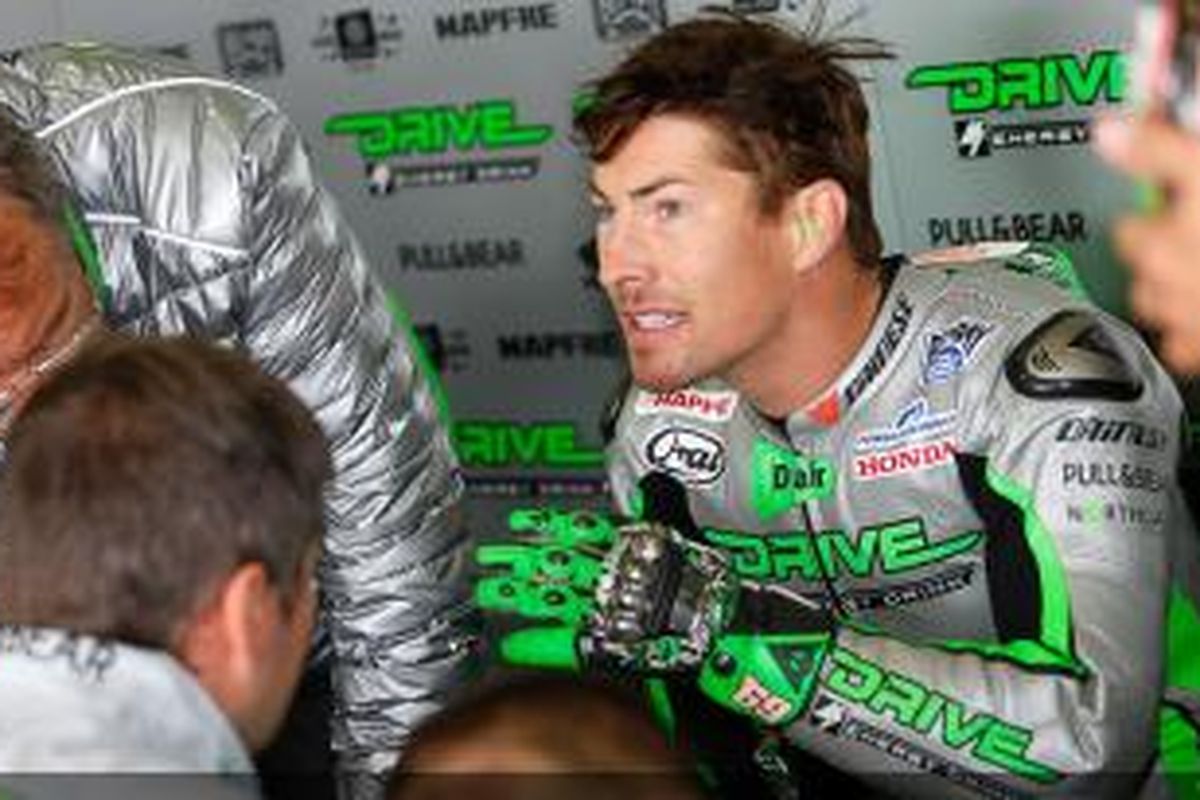 Pebalap Drive M7 Aspar asal Amerika Serikat, Nicky Hayden, berdiskusi dengan timnya di paddock Sachsenring pada GP Jerman, Sabtu (12/7/2014).