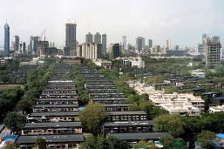 Kota Mumbai, India, mengalami ledakan konstruksi besar, dengan lebih dari 15 bangunan di atas 300 meter, ratusan gedung pencakar langit dan ribuan bangunan bertingkat tinggi yang sedang dalam pembangunan.