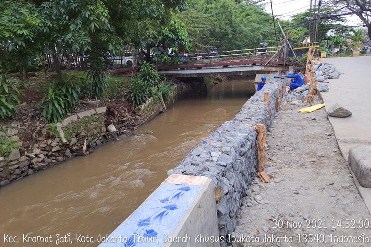 Pemerintah Kota Jakarta Timur tengah memperbaiki tanggul Kali Baru di wilayah RW 01 Kelurahan Tengah, Kecamatan Kramatjati, Jakarta Timur, yang jebol pada awal November 2021 silam menggunakan bronjong. 