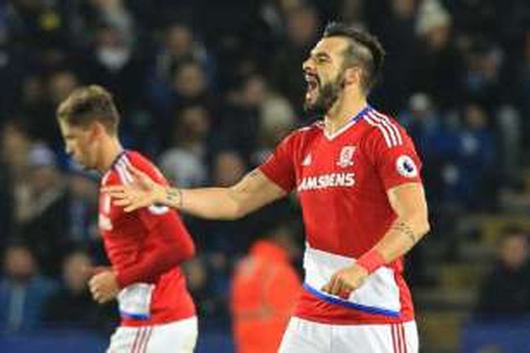 Striker Middlesbrough, Alvaro Negredo, merayakan golnya ke gawang Leicester City pada laga Premier League di King Power Stadium, Sabtu (26/11/2016).