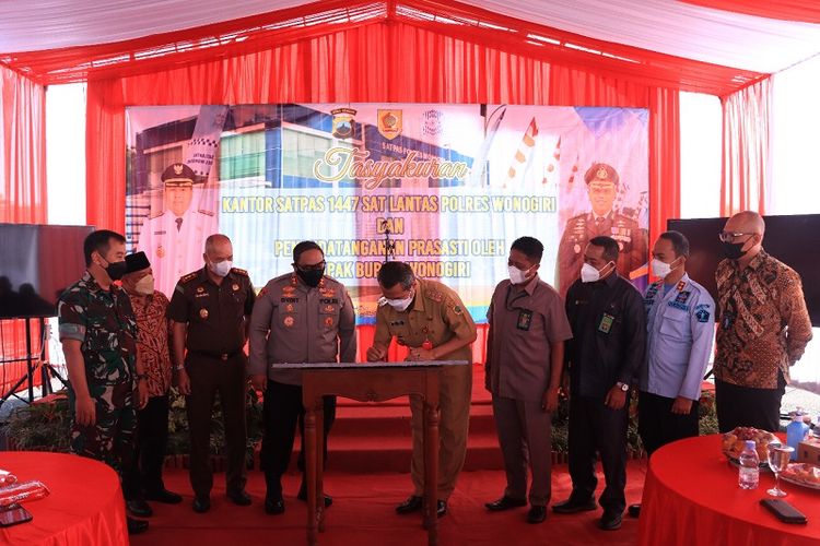 Bupati Wonogiri, Joko Sutopo menandatangani prasasti gedung Satuan Penyelenggara Administrasi SIM (Satpas) baru, di Desa Singodutan, Kecamatan Selogiri, Kabupaten Wonogiri, Selasa (29/3/2022).