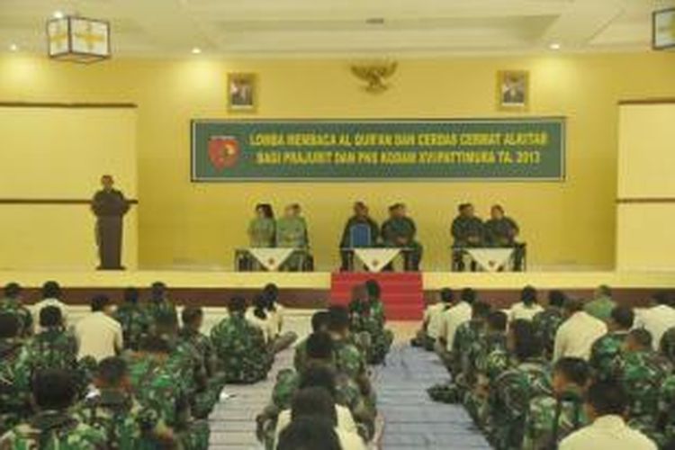 Ratusan Prajurit TNI Kodam XVI Pattimura, mengikuti lomba baca Alquran dan cerdas cermat Alkitab di Gedung Baileo Slamet Riyadi Makorem 151 Binaya Ambon, Selasa (23/7/2013)
