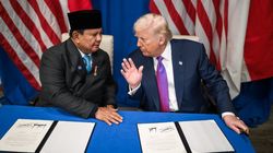 [HOAKS] Prabowo dan Trump Pamer Produk Olahan Daging Babi