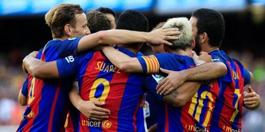 Para pemain Barcelona merayakan gol Lionel Messi ke gawang Real Betis pada partai La Liga di Stadion Camp Nou, 20 Agustus 2016.