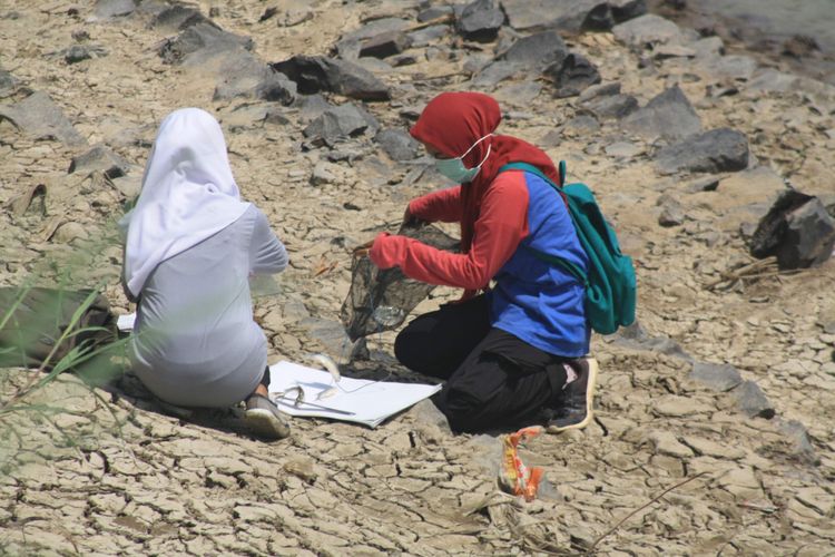 Siswa pecinta lingkungan menemukan ikan ompok dalam Ekspedisi Hilir Citarum, 27-31 Desember 2018.