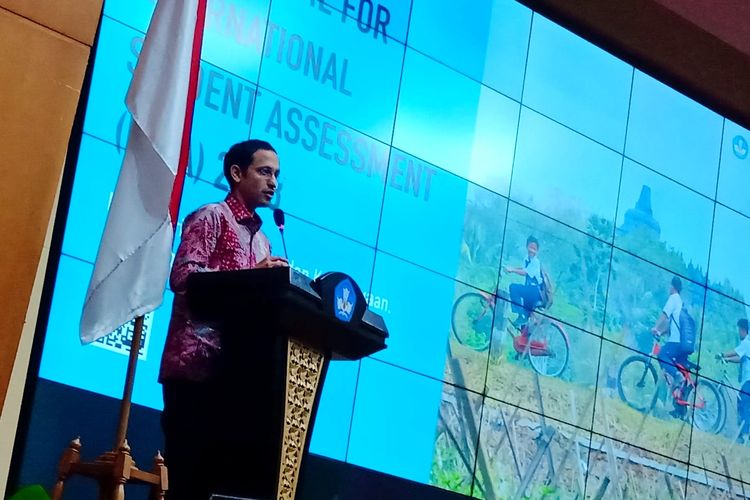 Menteri Pendidikan dan Kebudayaan (Mendikbud) Nadiem Makarim dalam acara penyerahan hasil PISA 2018 untuk Indonesia telah yang diberikan Yuri Belfali (Head of Early Childhood and Schools OECD) di Gedung Kemendikbud Jakarta, Selasa (3/12/2019).