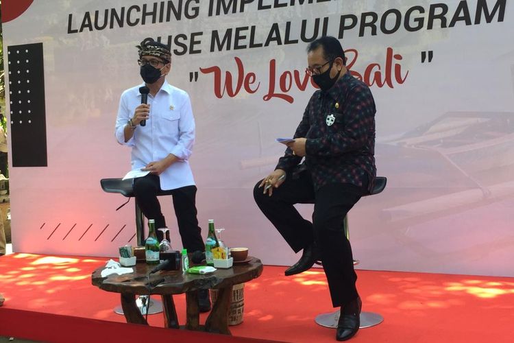 Wakil Gubernur (Wagub) Bali Tjokorda Oka Artha Ardhana Sukawati bersama Menteri Pariwisata dan Ekonomi Kreatif Wishnutama Kusubandio dalam acara peluncuran program wisata We Love Bali di Bali Safari & Marine, Gianyar, Rabu (14/10/2020).