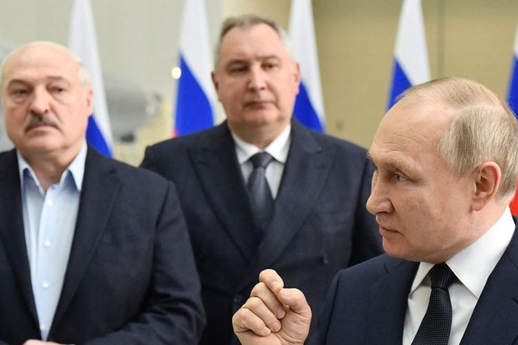 Presiden Rusia Vladimir Putin berbicara ketika Presiden Belarus Alexander Lukashenko (kiri) dan kepala Roscosmos Dmitry Rogozin mendengarkan, selama kunjungannya ke kosmodrom Vostochny, sekitar 180 km utara Blagoveschensk, wilayah Amur pada 12 April 2022.
