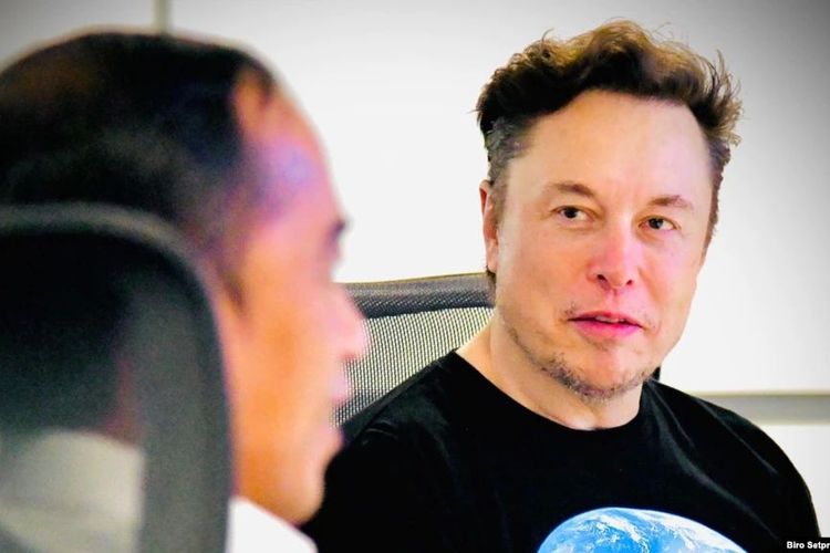 CEO SpaceX Elon Musk menyambut Jokowi di Gedung Stargate SpaceX. Keduanya melakukan pertemuan sebelum mengunjungi fasilitas SpaceX.
