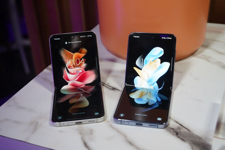 Samsung Galaxy Z Flip 3 (kiri) dan Galaxy Z Flip 4 (kanan). Bisa dilihat, Galaxy Z Flip 4 sekilas lebih pendek dibandingkan Galaxy Z Flip 3.