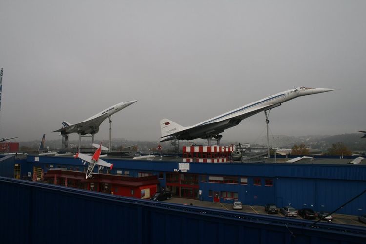 Pesawat supersonik generasi pertama Concorde (kiri) and Konkordski (kanan).