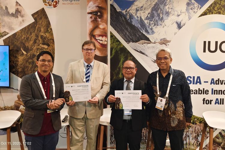 Penandatanganan kesepakatan Belantara Foundation dan Conservation Allies untuk konservasi gajah Sumatera.