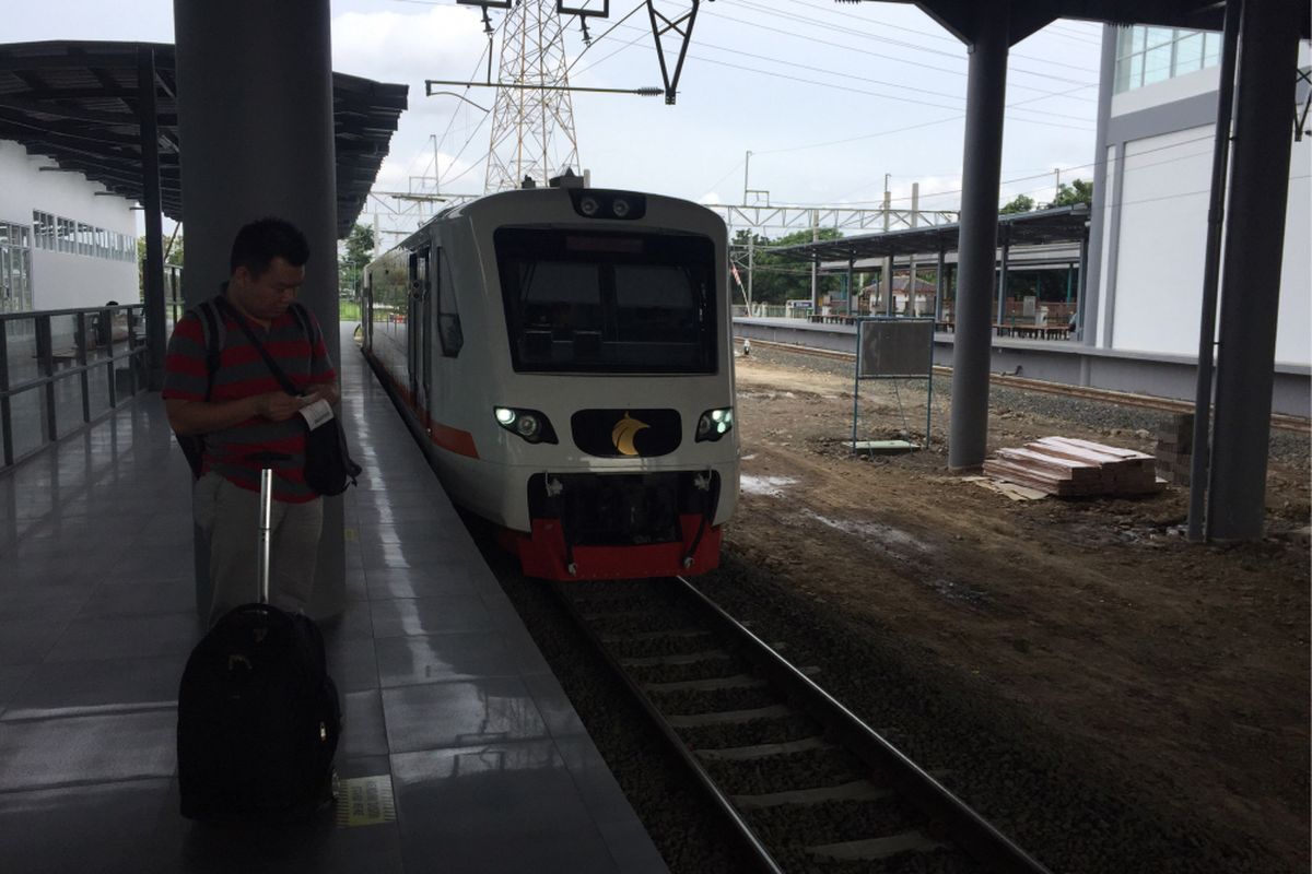 Penumpang menanti kedatangan kereta Bandara Soekarno-Hatta di Stasiun Batu Ceper, Kota Tangerang, Kamis (25/1/2018). 