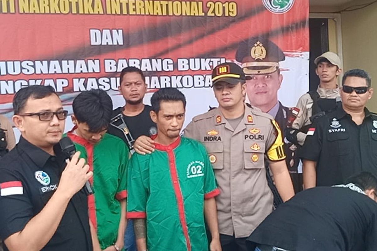 Kasat Narkoba Polres Metro Jakarta Barat Ajun Komisaris Besar Erick Frendriz saat lakukan pemusnahan narkoba di Polres Jakarta Barat pada Rabu (26/06/2019).